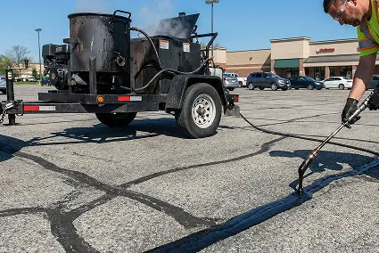 asphalt-maint-hot-crack-sealing